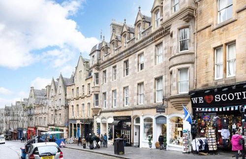 JOIVY Iconic Cockburn Street 4 Bedroom Apartment: Heart of Old Town - Foto 84