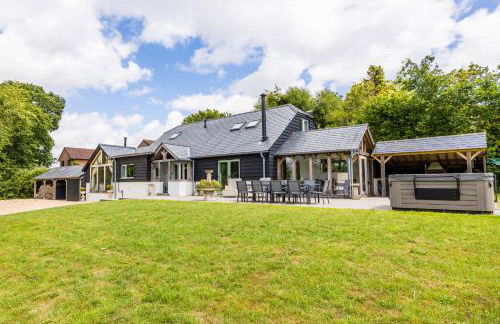 Secluded Countryside Home, Hot Tub, Onsite Pub, Pool Table, Sleeps upto 13, Perfect for a family get together - Photo 2