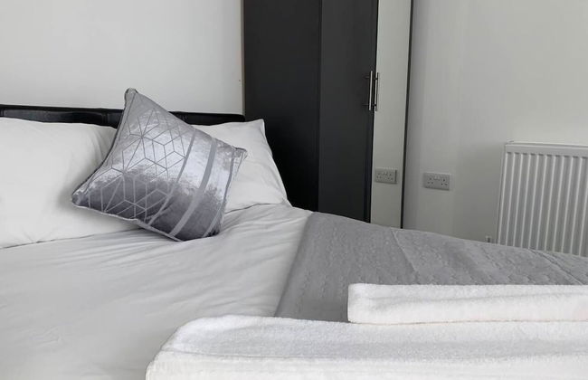 Large 5 Bed House / Wolverhampton + Parking - Foto 4