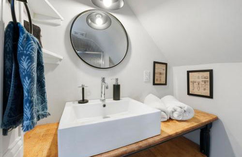 Cozy escape with Hot Tub, ideal for family & friends - Photo 25