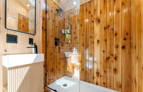 Aurora Nook-Cabin with Shower & Queen Bed - Foto 12