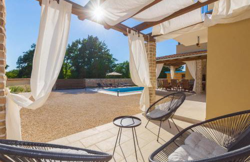 Villa David - luxurious secluded villa with a heated pool - Foto 25