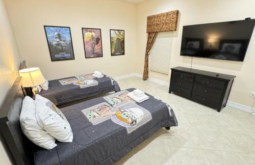 Luxurious Getaway Pool Hot Tub Theater Gym Outdoor Kitchen BBQ 2 Miles to Disney - Foto 42