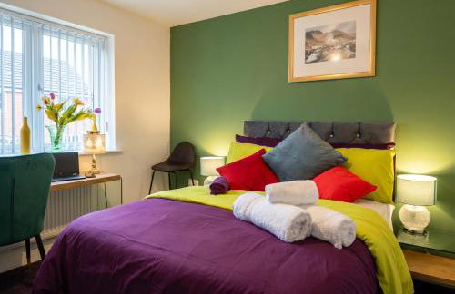 Bright 4 Bedroom Home in Walsall, Free Parking and for EVs - Photo 37