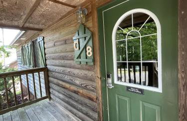 C8, Two bedroom, two bath log-sided, lake view luxury cottage with hot tub - Foto 3