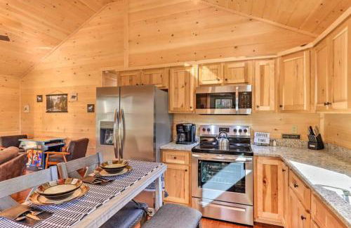 New Serene, Fun & Comfy Cabin- Covered Deck, Grill, Arcade - Foto 13