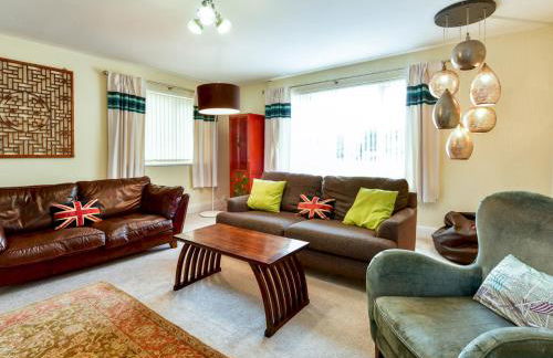 Spacious 4 Bedroom home with Parking Garden - Pass the Keys - Foto 1