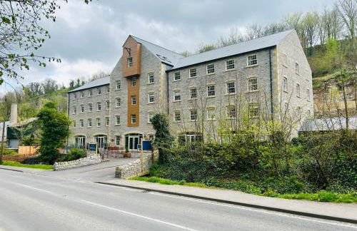 Rock Mill - Luxury 1 Bedroom Apartment 20 with Private Balcony - Photo 13