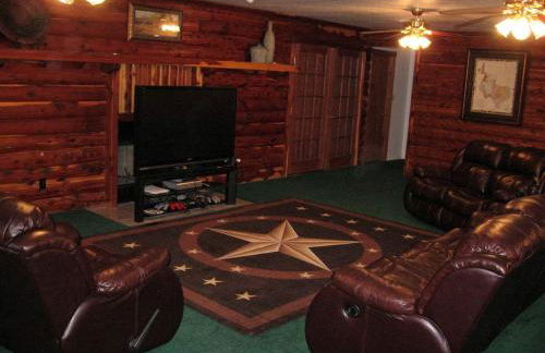 Secluded Lodge with a Private Pond and a Hot Tub near Bastrop, Texas - Foto 6