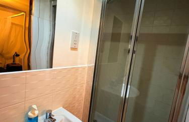 2 bedroom 2 bathroom ground floor apartment in central location - Foto 17