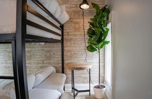 Remodeled Modern Home - private backyard & games! - Foto 31