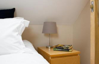 " Orchard Croft Lodge ", New Property, DOG FRIENDLY, Ideal for all Goodwood Events, 5 Minutes from Southend Barns, 9 Minutes From Sandy West Wittering Beach, 2 Bathrooms, Can Sleep 8 On Request, ' Starlink ' Wi-Fi & Sky Sports, Zip & Link Super-King beds - Foto 39