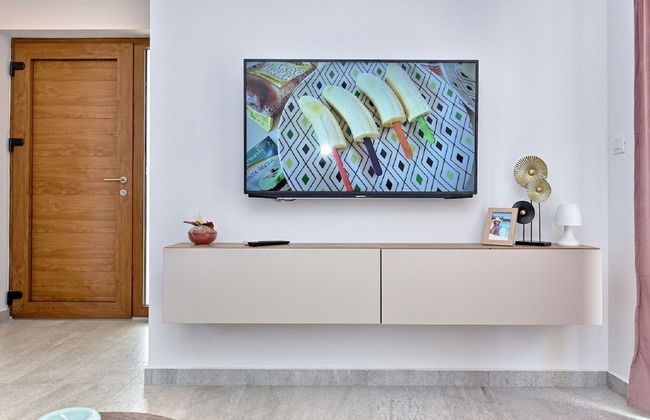 Modern Villa With Private Hydromassage Pool - Photo 15