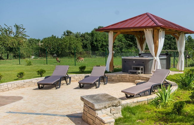 Attractive Holiday Home with Pool, Hot Tub, Patio, Courtyard - Foto 7