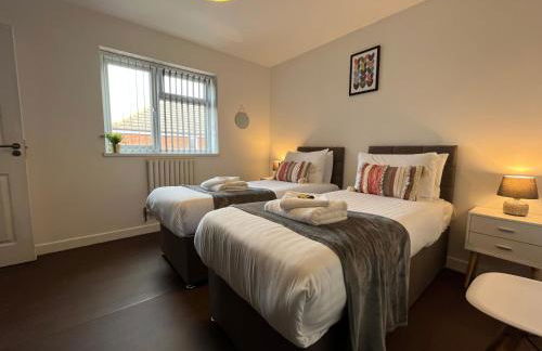 Stylish 2 Bed Riverside Flat, Single or Kingsize beds, Free Parking - Photo 7
