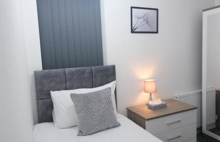 ETIHCITY - 3 Bedroom Semi - Free Parking near Etihad Stadium, Tourist attractions, Manchester City Centre, Transport and Motorway Links next to McDonald's - Sky n Netflix - Foto 43
