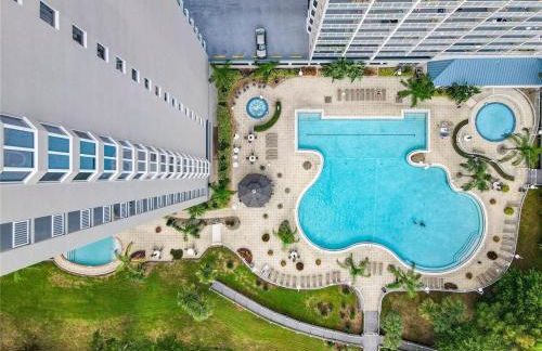 Sunshine Oasis - Orlando Lakefront Luxury - Photo 2