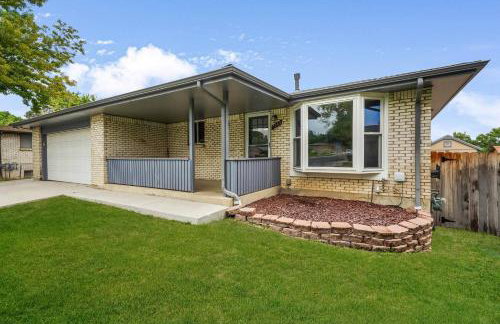 Arvada Retreat + 6 BD + Movie Theater - Photo 7