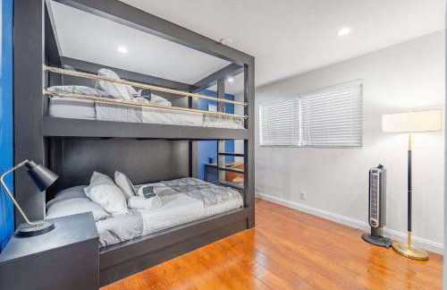 Resort Style Backyard Heated Pool Hot Tub Fire Pit - Foto 33