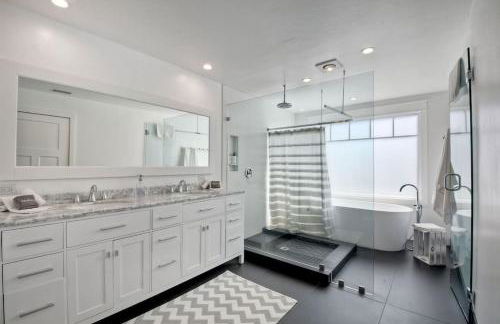 Luxury Ocean Views & Steps To The Sand - Tower 36 Upper Condo Unit - Photo 3