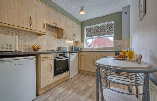 Solihull 2-Bed Flat with Parking-Ideal for Contractors, Business, Long Stays - Photo 11