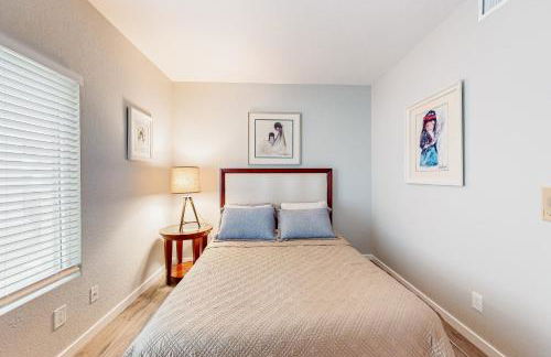 Lake view desert stay with pool, patio, grill, & smart TVs - snowbird-friendly - Foto 17