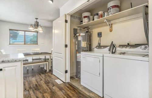 3BR with Patio and Fire pit near Hiking & Downtown - Foto 19