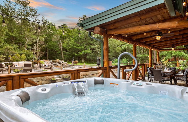 The Bigwood Cabin by Avantstay Hot Tub Firepit Pool Table Private Yard - Photo 2