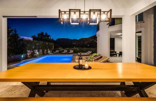 VILLA CVITA is a modern 5-bedroom villa with a Jacuzzi, a Gym and Finnish Sauna, a heated pool, and amazing views - Foto 47