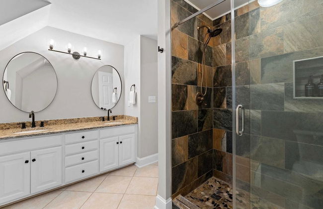 Winding Down by Avantstay Sleeps 20 + Dock, View - Photo 38