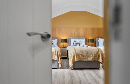 4-Bedroom Stunning Luxe, Spacious & Stylish Design House Bolton, Sleeps 11, with Parking Central Bolton, Links to Manchester, Pet-Friendly, Best For Groups! WORK CONTRACTORS SPECIAL OFFER! - by Blue Puffin Stays - Foto 44