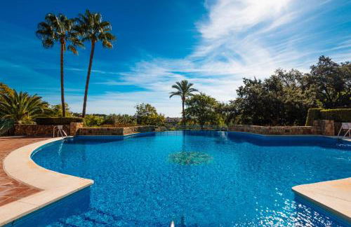 Luxurious frontline golf apartment in Elviria - Photo 17