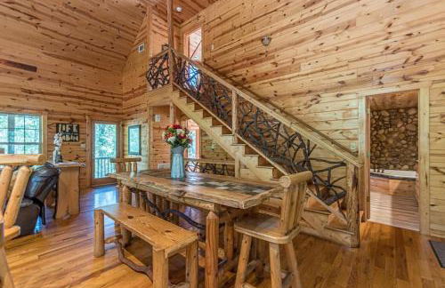 Cozy Creekside Log Cabin w Firepit, Hot Tub, WIFI - Foto 25