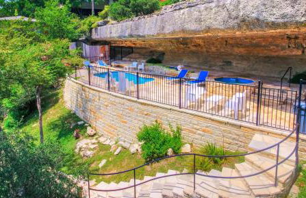 Lakefront Treehouse on Lake Travis Pool & Hot Tub - Foto 17