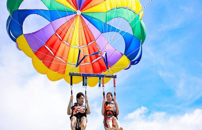 Volo in parasailing di 10 minuti sulla baia di St. George con foto e video inclusi - Foto 7