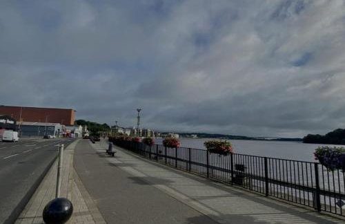 penthouse on the river foyle. foyleview apartments - Foto 24