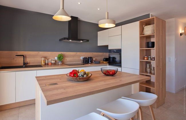 Superb Villa With Pool and sea View - Photo 9