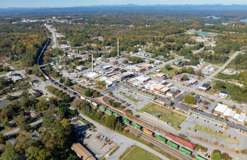 Cozy Downtown Seneca Bungalow - Foto 33