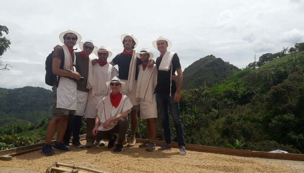 Touristes appréciant le café qui sèche au soleil !