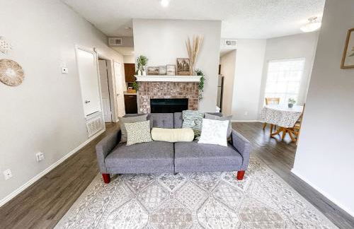 Cozy and Quiet, with Easy Access & Private Garage - Foto 12