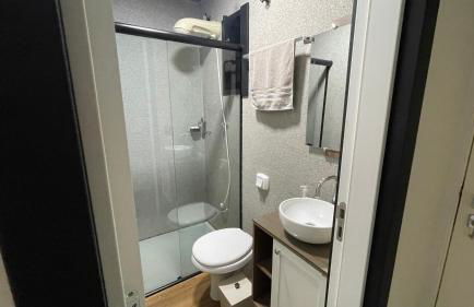 Apto térreo, 2 quartos a 5min da Vila Germânica, com ar e garagem - Foto 2