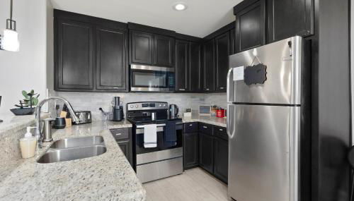 Stylish Furnished 2Bd 2Ba Apartment with Wifi Close to Shopping and Entertainment in McAllen Month to month contract on long term stays - Foto 4, stove, toaster