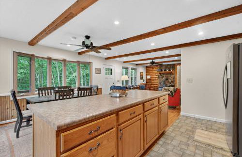 20 acres w Private Pavilion, Fireplace & Fire Pit - Foto 18