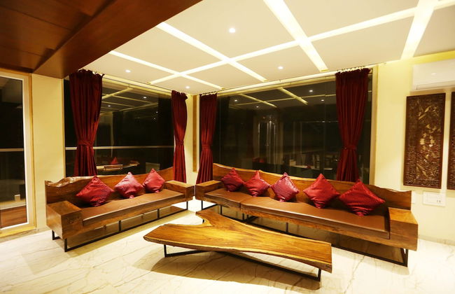 Royal Oakwood Villa by Shiloh Stay - Photo 18