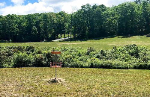 Hike, Ski and More! Pet-Friendly Home in Glenville - Foto 33