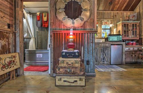 Snuggle Inn Wimberley Cabin with Fire Pit and Deck - Foto 16