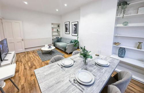 Stylish 2-Bedroom Apartment in Maida Vale near Little Venice & Paddington by NourNest Apartments - Foto 3