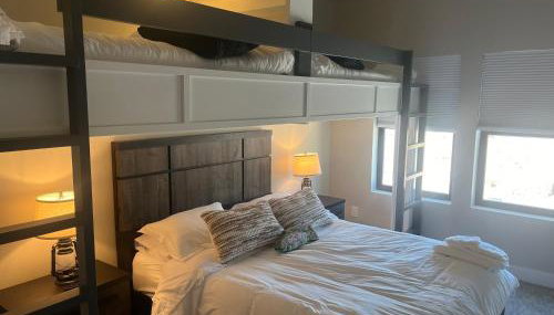 4 bd Ski Villa with Hot Tub and Bunk Room by lake! - Foto 3