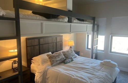 4 bd Ski Villa with Hot Tub and Bunk Room by lake! - Foto 3