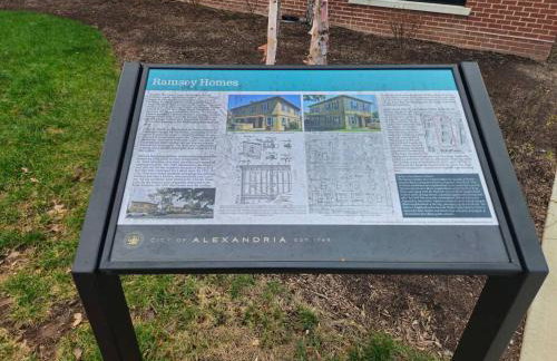 Book Now! 8-Min to Metro - King Bed- Old Town Central Retreat - Floyd's Freedom - - Foto 29